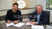 Hummels: Vertragsunterschrift in München