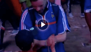 Portugiesisches Kind tröstet Frankreich-Fan