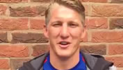 Schweinsteiger bedankt sich im ManUtd-Trikot