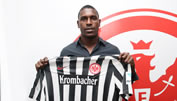 Frankfurt nimmt Verteidiger von Barcelona unter Vertrag