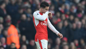 Xhaka grätscht wieder an der Mittellinie und sieht Gelb