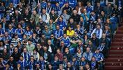 Bartra freut sich: Einsamer BVB-Fan gefunden
