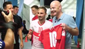 Infantino besucht Schweizer Beach Soccer-Nati