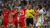 Bayern-Profis bedrängen Schiri Kassai in der Kabine