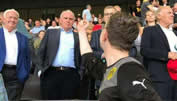 Uli Hoeness wird von BVB-Fan angepöbelt