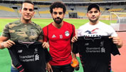 Salah posiert neben Liverpool-Shirts