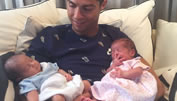 Ronaldo postet Foto seiner Zwillinge