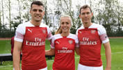 Das Schweizer Trio posiert bei Arsenal