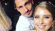 Mats Hummels zensiert ein Wiesn-Foto