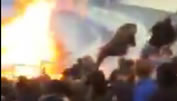 Hier explodiert eine Benzin-Bombe im Ajax-Block