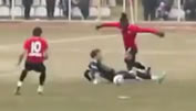 Nigerianer zeigt das Dribbling des Jahres