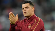 Xhaka musste seine Teamkollegen in die Fankurve zerren