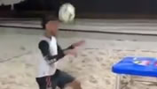 Neymar spielt am Strand Footvolley
