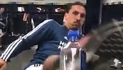Zlatan meistert die Bottle Cap Challenge
