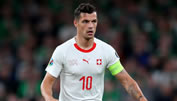 Xhaka bietet Shaqiri die Captain-Binde an