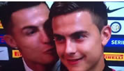Paulo Dybala erhält Küsschen von Cristiano Ronaldo