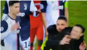 Cristiano Ronaldo attackiert einen Flitzer