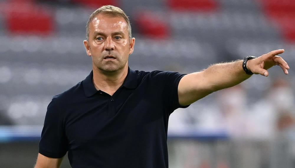 Bayern-Coach Hansi Flick meckert über einen Umstand auf Schalke