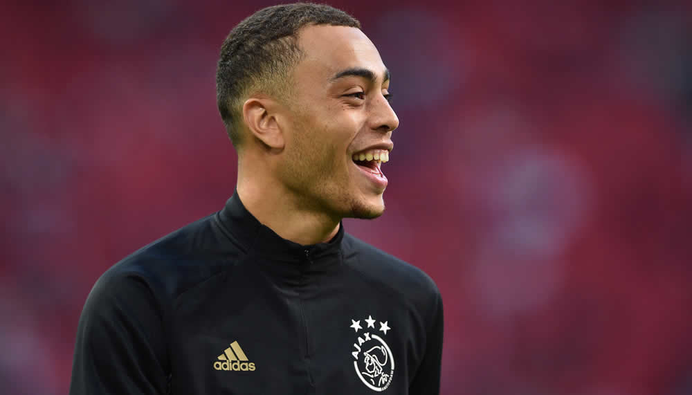 Der FC Bayern erhöht das Angebot für Sergiño Dest