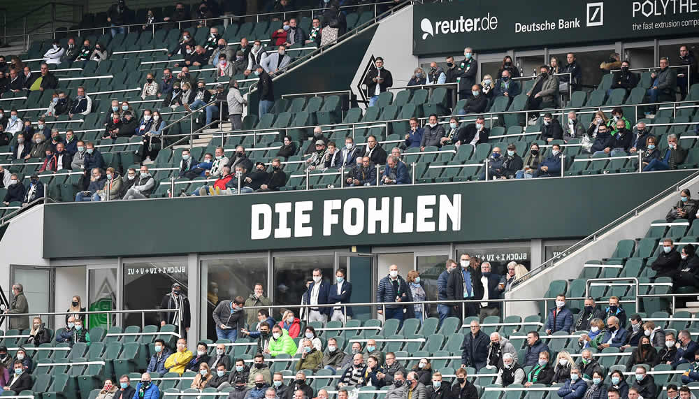 Gladbach-Fans zünden Feuerwerk vor Inter-Hotel