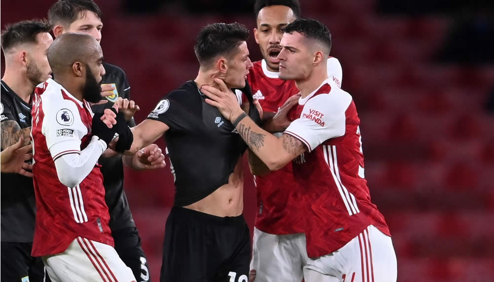 Granit Xhaka dreht durch und würgt einen Gegenspieler
