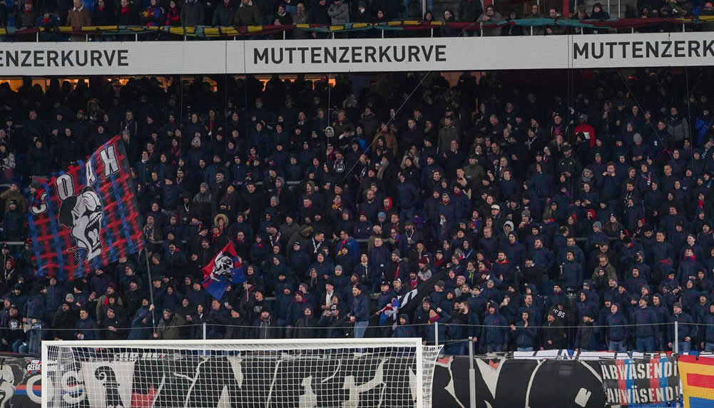 Voller Support für FCB-Profis: Die Muttenzerkurve kehrt ins Stadion zurück