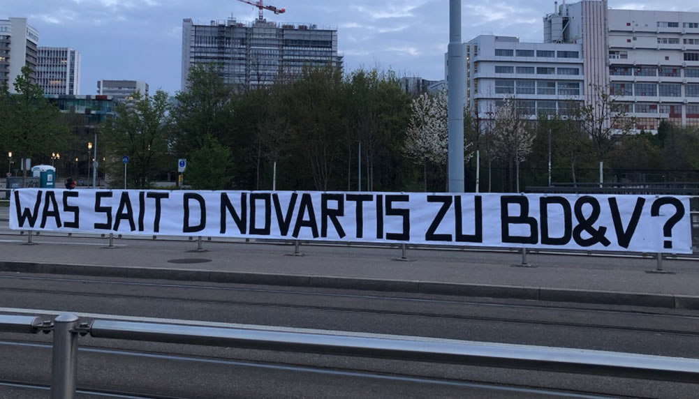 FCB-Fans hängen bei Sponsoren Plakate auf