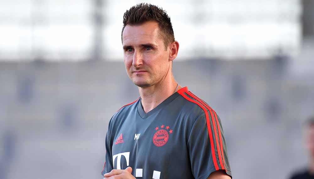Miroslav Klose bei einem Zweitligisten im Gespräch
