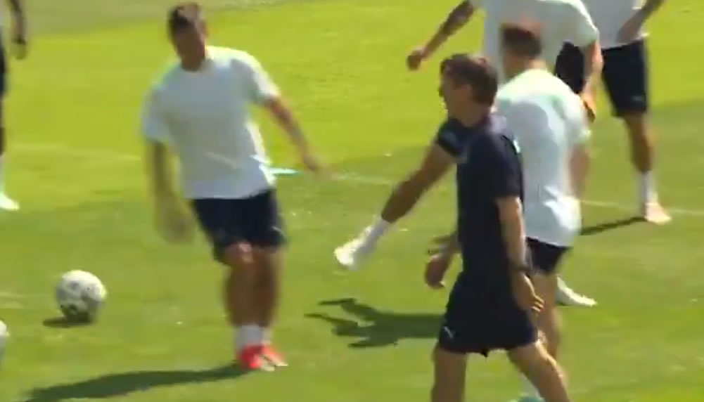 Shaqiri zelebriert Beinschuss gegen Teamkollege Gavranovic