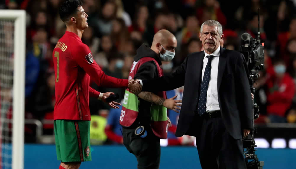 Wütender Ronaldo hadert und geht auf Trainer Santos los