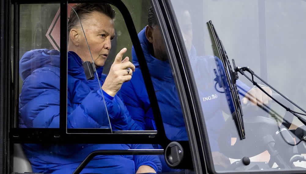 Bondscoach Louis Van Gaal coacht Oranje via Telefonverbindung