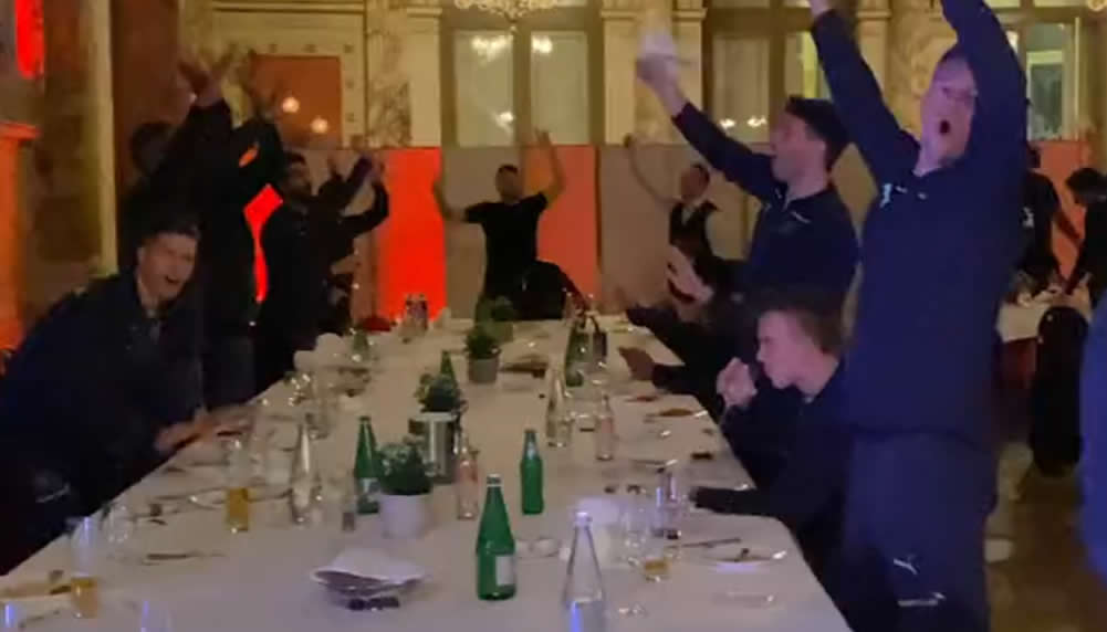 Bier & Gesang: So feiern die Nati-Stars den WM-Einzug