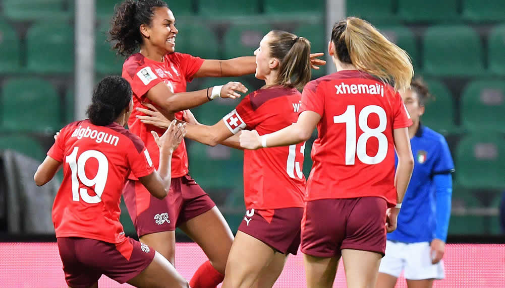 Die Schweizer Frauen-Nati jubelt: Sieg in Italien