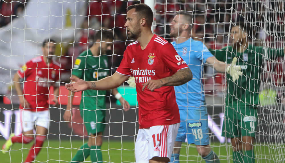 Im Video: Haris Seferovic köpfelt Tor bei Benfica-Kantersieg