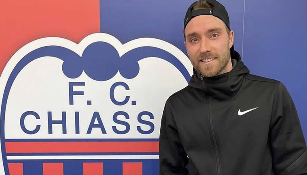 Christian Eriksen posiert mit dem Trikot des FC Chiasso
