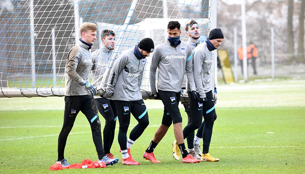 Vor Bayern-Spiel: Hertha-Fans stürmen Platz und drohen Profis