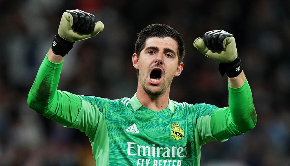 Kuriose Szene: Courtois diskutiert während VAR-Check mit Sevilla-Fans über Elfmeter