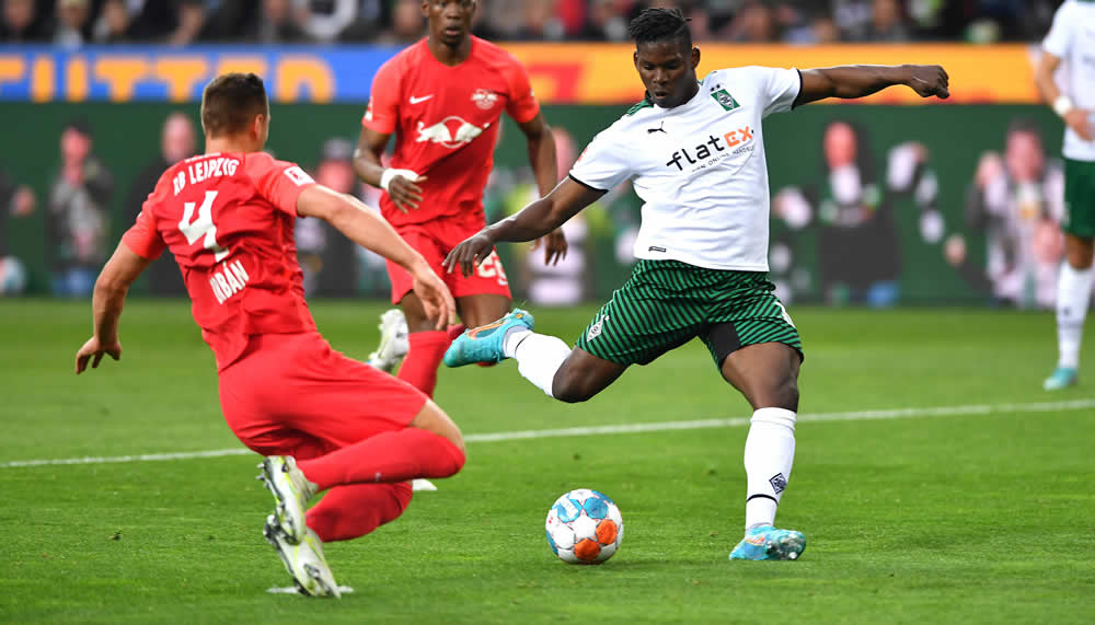 Im Video: Breel Embolo ballert weiter – und bringt Gladbach in Führung