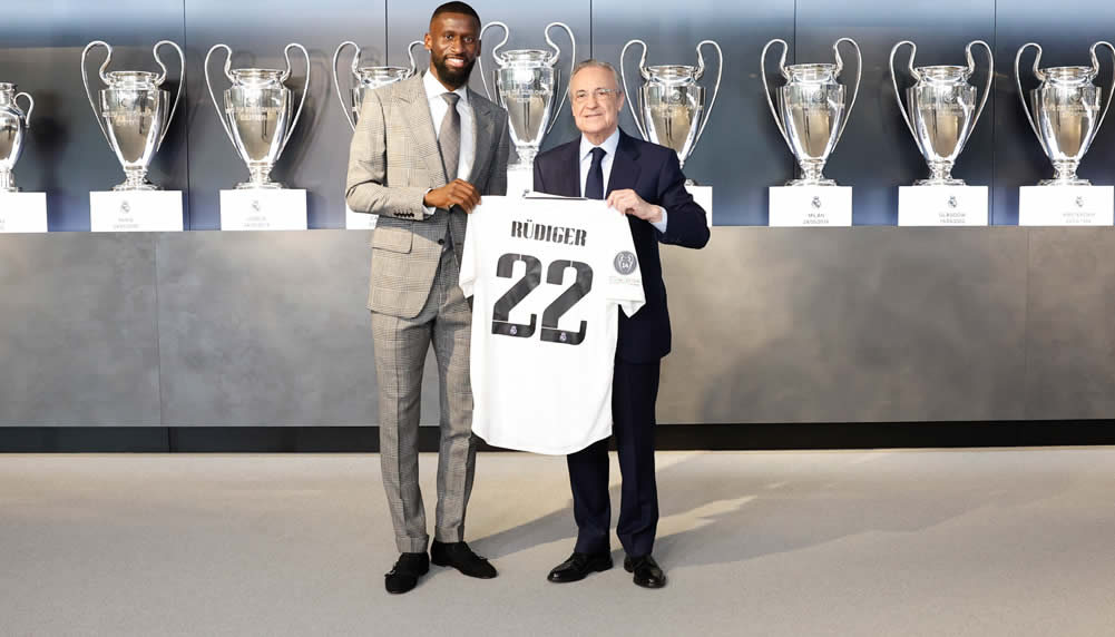 Antonio Rüdiger posiert im Real-Trikot: Diese Rückennummer erhält er