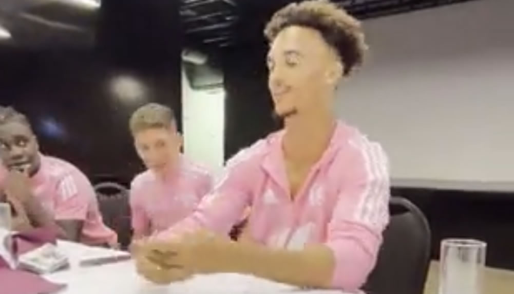 Fulham-Profi Antonee Robinson zeigt unfassbaren Kartentrick