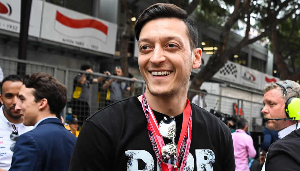Es ist soweit: Mesut Özil unterschreibt bei Basaksehir