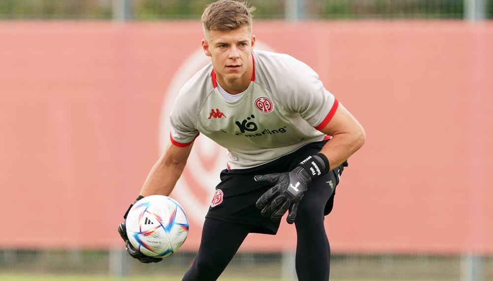 Der FC Augsburg will einen neuen Stammgoalie installieren