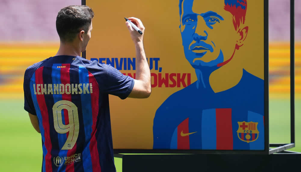Robert Lewandowski erhält seine Lieblingsnummer und posiert vor 60’000 Fans