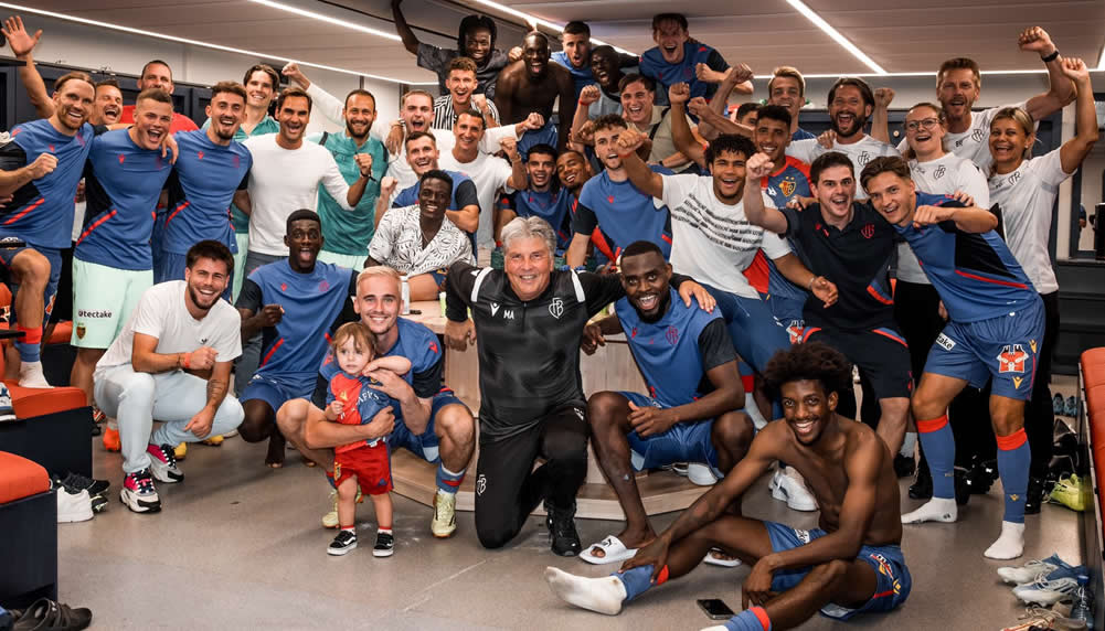 Roger Federer feiert mit FCB-Spielern in der Kabine
