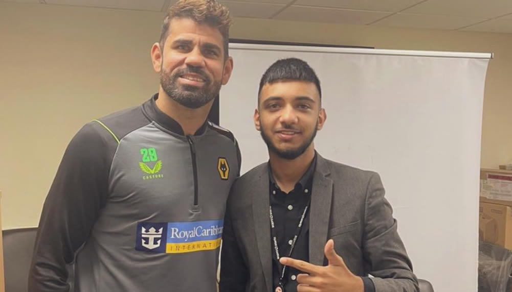 Es ist soweit: Diego Costa posiert im Wolves-Shirt