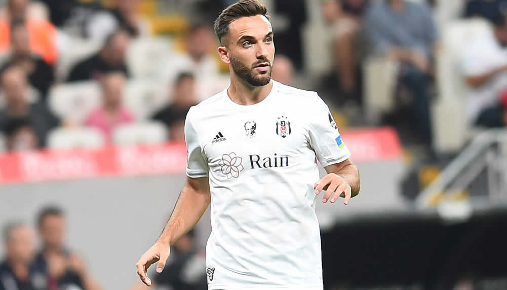 Schalke nimmt den türkischen Nationalspieler Kenan Karaman unter Vertrag