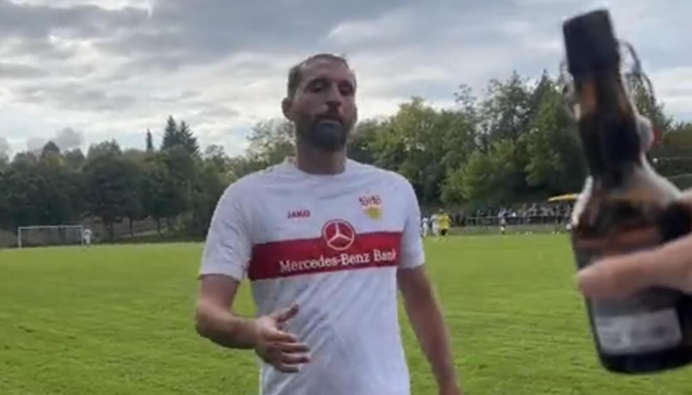 Kevin Kuranyi gönnt sich mitten im Spiel ein Bierchen