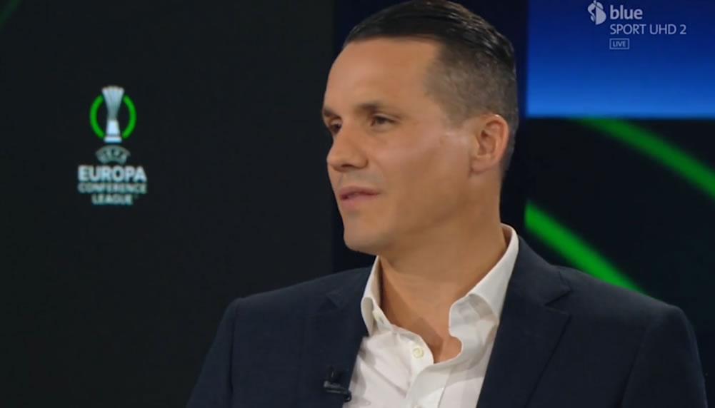 Philipp Degen geht auf das Team des FCB los