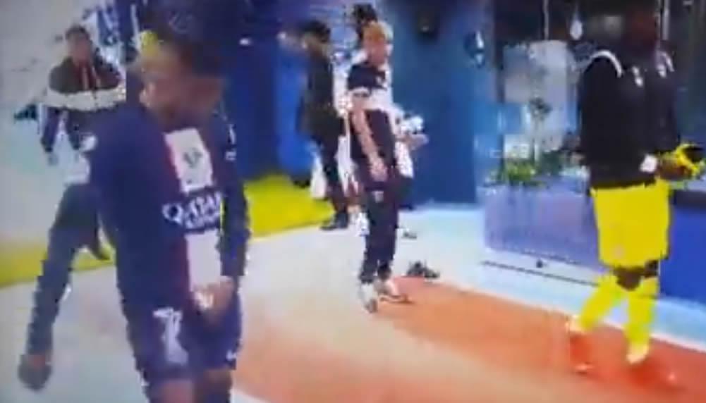 Kylian Mbappé zeigt im Spielertunnel eine obszöne Geste