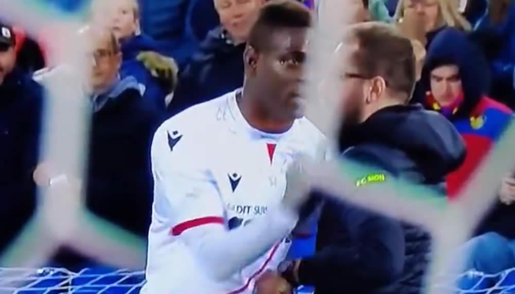 Mario Balotelli grüsst die FCB-Fans mit dem Mittelfinger